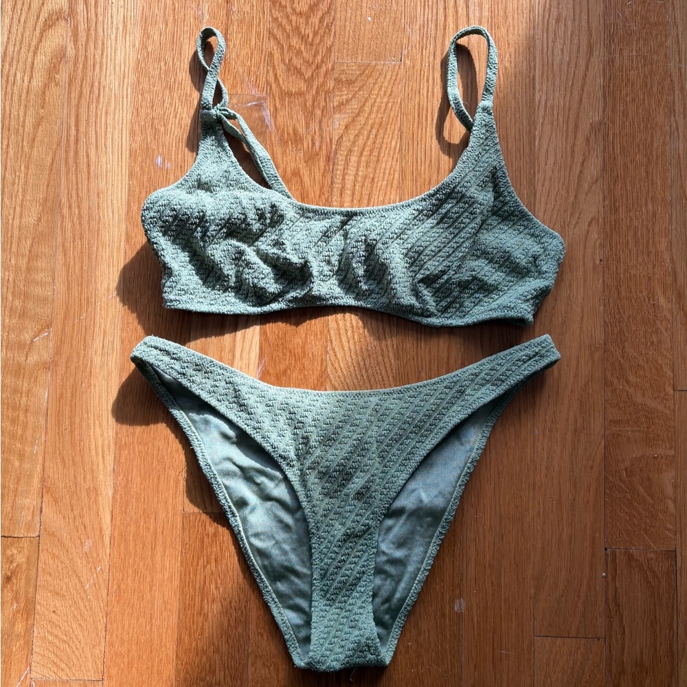 Triangl Bikini - image 1